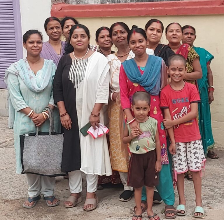 गोविंदपुर डी पंचायत में झारखंड सरकार ने लगवाई हाई मास्ट लाइट, शीतला मंदिर के पास जगमगाई सड़क; मुखिया बोलीं- 10 और जगह लगेंगी लाइटें