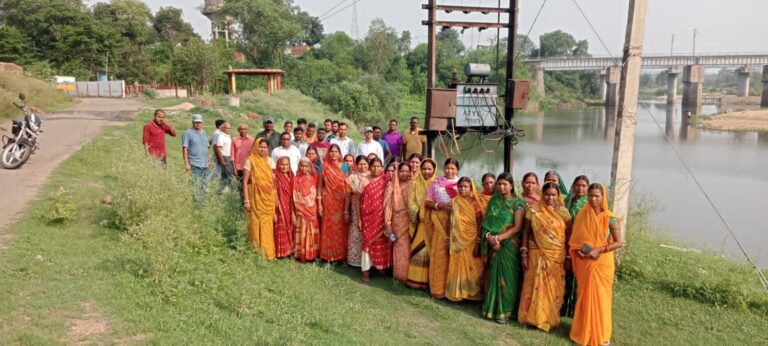 दबंगई के खिलाफ फूटा ग्रामीणों का गुस्सा , युवक ने ट्रांसफार्मर में जड़ा ताला, आक्रोशित ग्रामीणों ने ताला तोड़कर खुद से बहाल की बिजली