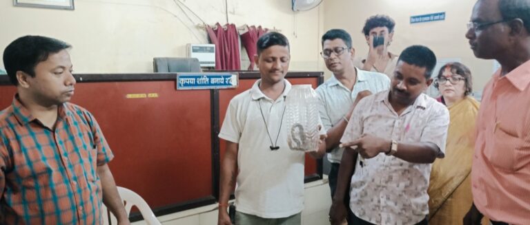 तेनुघाट रजिस्ट्रार कार्यालय में साँप घुसने से मची अफरा तफरी