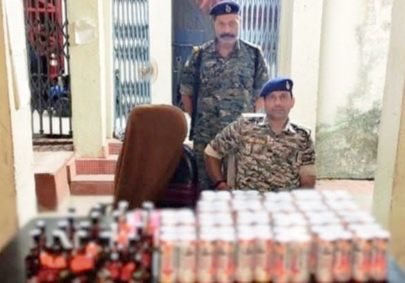 तीन थाना क्षेत्रों में छापेमारी, भारी मात्रा में शराब जब्त; तस्कर पुलिस को देखकर फरार