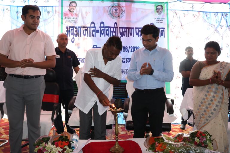 दुमका: राजबांध पंचायत में ‘अबुआ जाति-निवासी प्रमाण पत्र अभियान’ के तहत विशेष शिविर, विधायक बसंत सोरेन ने किया उद्घाटन