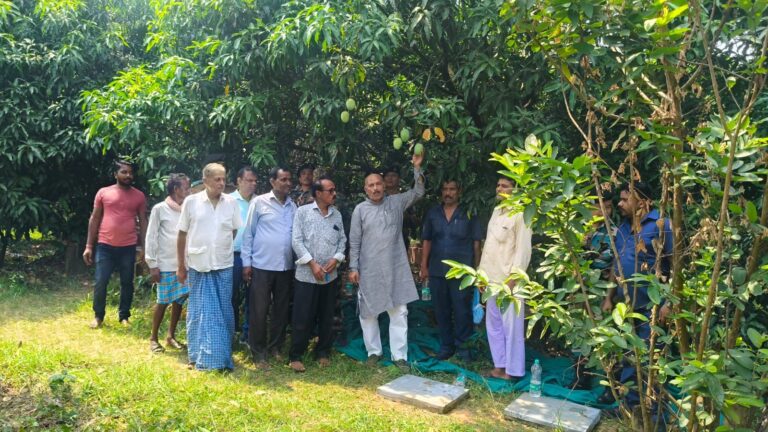 विधानसभा अध्यक्ष ने किया प्रगतिशील किसान निर्मल माज़ी के आम बागान व मत्स्यपालन परियोजना का अवलोकन