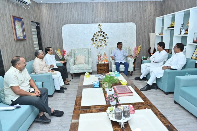 मुख्यमंत्री हेमंत सोरेन से मिले झारखंड कांग्रेस के वरिष्ठ नेता, शिष्टाचार मुलाकात के मायने तेज़