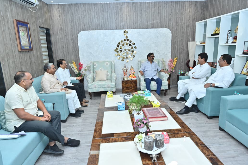 मुख्यमंत्री हेमंत सोरेन से मिले झारखंड कांग्रेस के वरिष्ठ नेता, शिष्टाचार मुलाकात के मायने तेज़