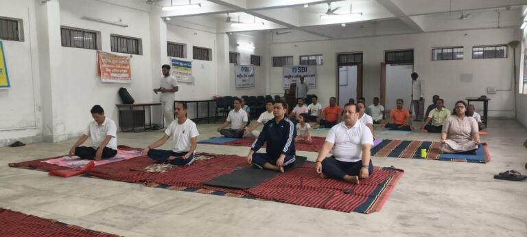 तेनुघाट व्यवहार न्यायालय परिसर में न्यायिक पदाधिकारी ने भी किया योगा।