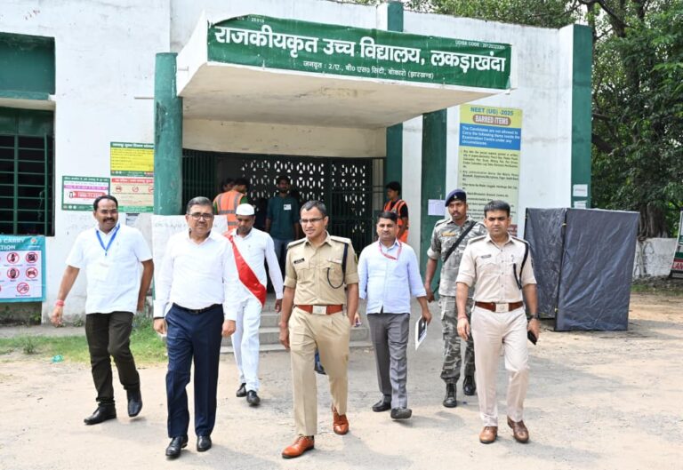नीट परीक्षा के दौरान उपायुक्त एवं पुलिस अधीक्षक ने किया परीक्षा केंद्रों का निरीक्षण….