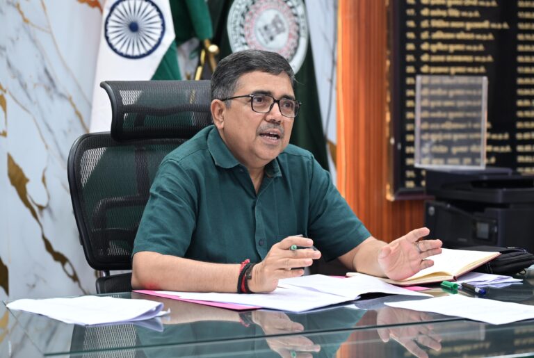 पंजीकृत शराब दुकानों के पास शराब खरीद कर सेवन करना प्रतिबंधित है, ऐसा करने वालों के विरुद्ध कड़ी कार्रवाई की जाएगी….