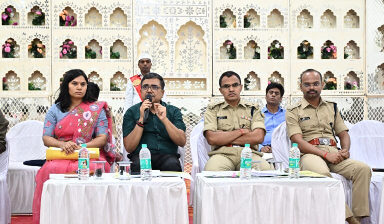 मुहर्रम, 2026 के सौहार्दपूर्ण एवं शांतिपूर्ण वातावरण में मनाए जाने के संबंध में जिला शांति समिति की बैठक शिबू सोरेन स्मृति भवन (टाउन हॉल) में सम्पन्न
