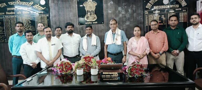 बेरमो अनुमंडल को मिले नए एसडीओ, मनोज कुमार ने संभाला पदभार
