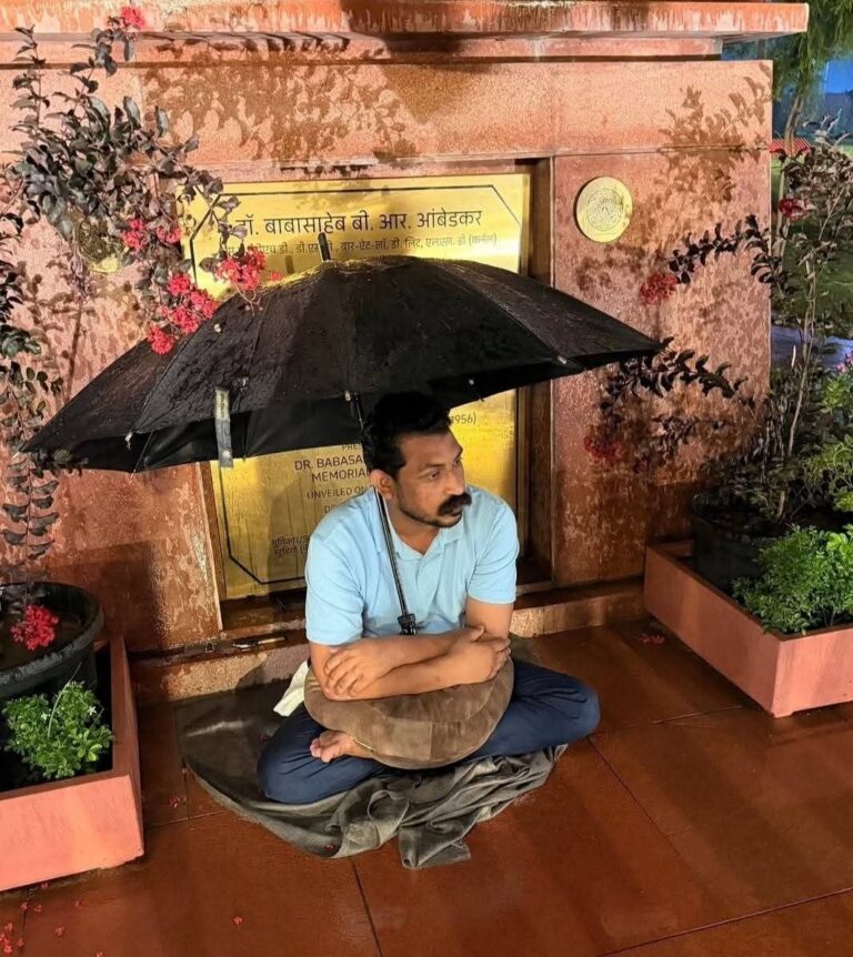 संसद परिसर में बारिश के बीच रात भर धरने पर बैठे सांसद चंद्रशेखर आजाद, धर्मेंद्र प्रधान के इस्तीफे की मांग तेज..