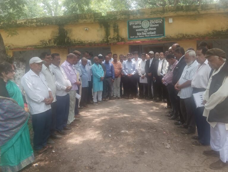 बालेश्वर पटेल की हत्या के विरोध में तेनुघाट रजिस्ट्री कार्यालय में शोक सभा