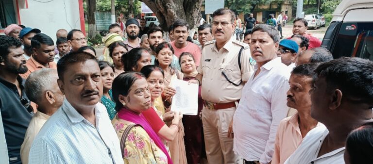 जरीडीह में स्मार्ट मीटर से आ रहा दोगुना-तिगुना बिल, ग्रामीण परेशान; मुखिया ने एसडीओ को सौंपा ज्ञापन।