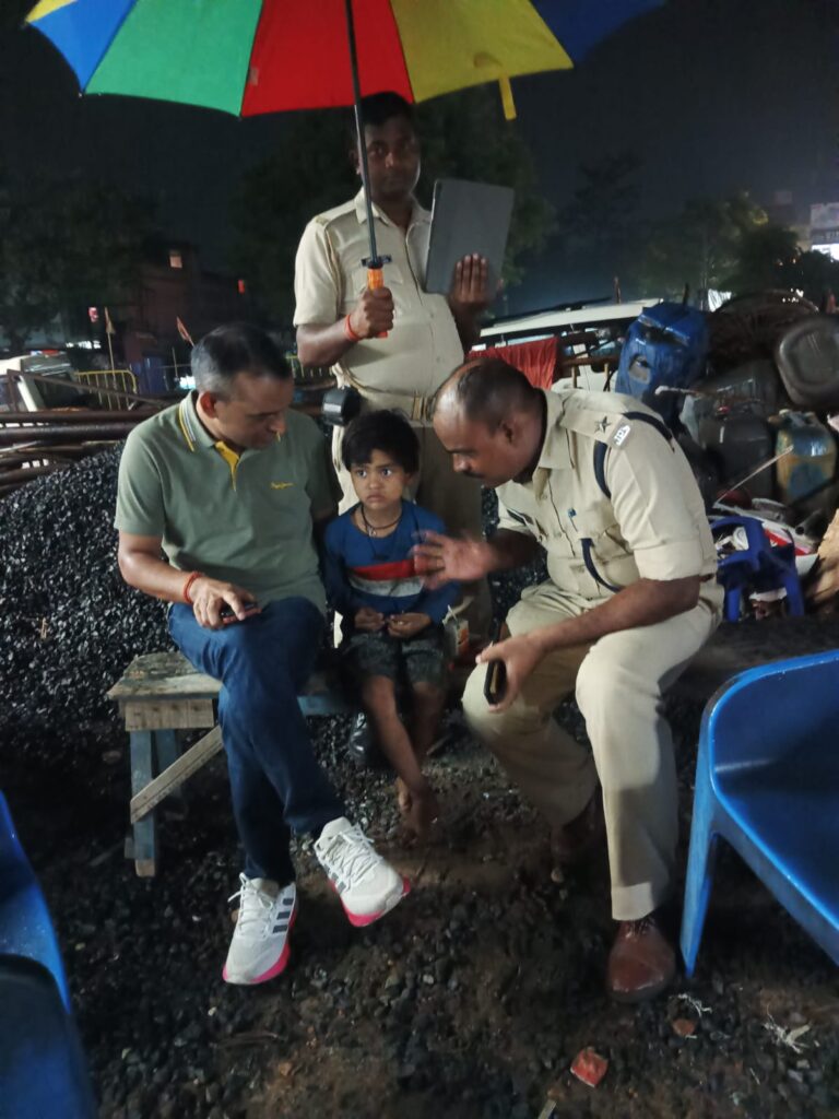 बोकारो पुलिस की मुस्तैदी: माराफारी से लापता 6 वर्षीय मासूम 6 घंटे के भीतर सकुशल बरामद, घर के बक्से के पीछे रजाई में छिपी मिली बच्ची