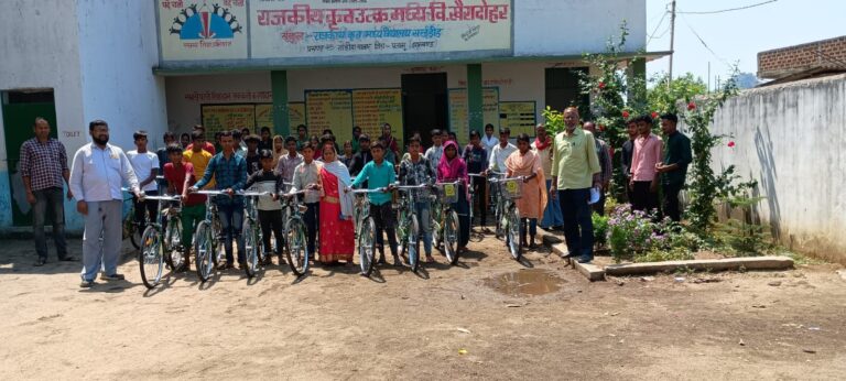 सिस्टम के लापरवाही से खैरादोहर के सैकड़ो बच्चे 10 से 15 किलोमीटर दूर पढ़ने जाने को मजबूर है 