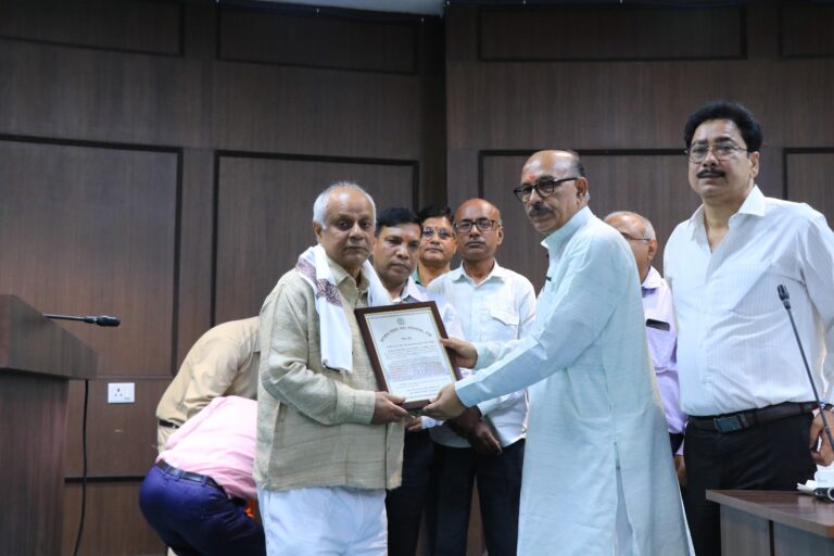 झारखंड विधानसभा के अवर सचिव महेश नारायण सिंह सेवानिवृत्त, स्पीकर रबीन्द्र नाथ महतो ने दी भावुक विदाई