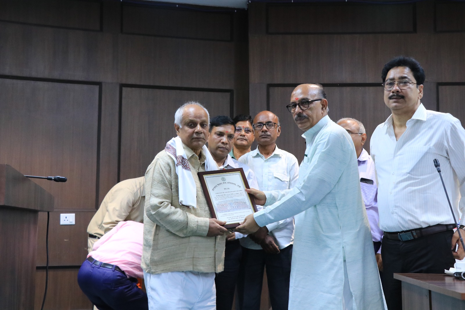 झारखंड विधानसभा के अवर सचिव महेश नारायण सिंह सेवानिवृत्त, स्पीकर रबीन्द्र नाथ महतो ने दी भावुक विदाई