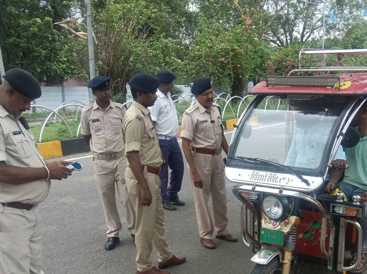 बोकारो में यातायात पुलिस का बड़ा अभियान: 275 ऑटो-टोटो की जांच, 87 वाहनों पर लगा ₹2.07 लाख का जुर्माना