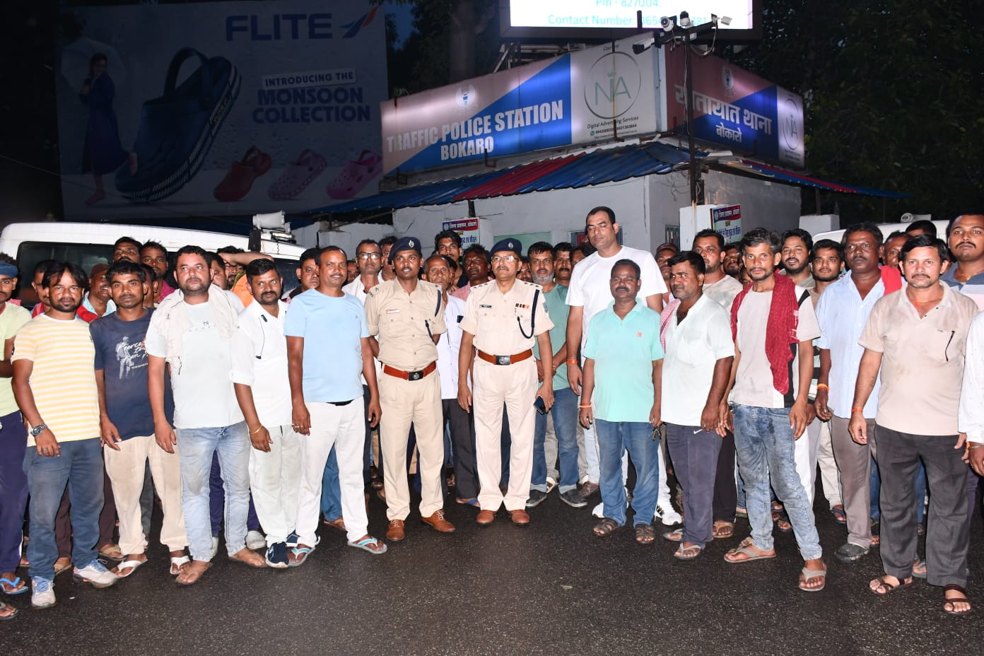 बोकारो में पुलिस ने ऑटो व टोटो चालकों के साथ की बैठक, यातायात नियम तोड़ने पर कार्रवाई की चेतावनी
