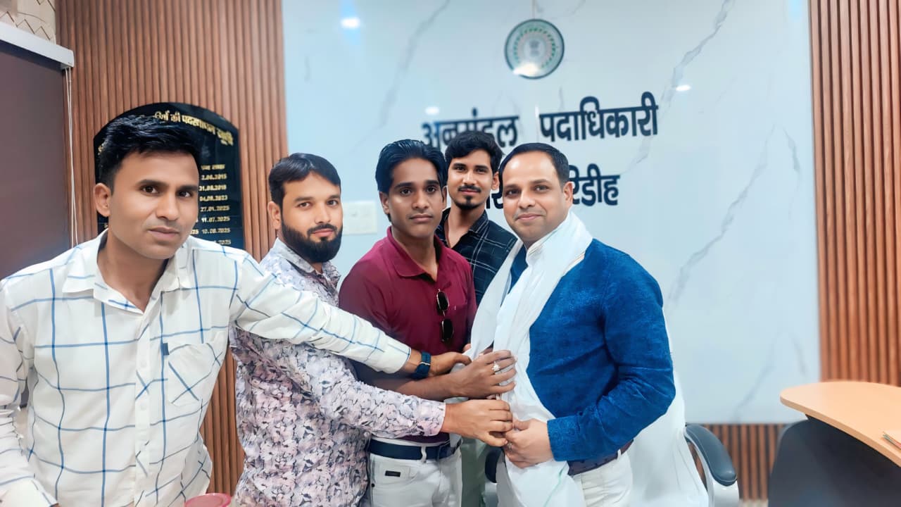 डुमरी के नए अनुमंडल पदाधिकारी राजेंद्र प्रसाद गुप्ता को शॉल ओढ़ाकर किया गया सम्मानित