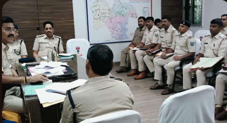 बेरमो अनुमंडल की मासिक अपराध गोष्ठी संपन्न, एसडीपीओ रविन्द्र कुमार सिंह ने दिए सख्त निर्देश