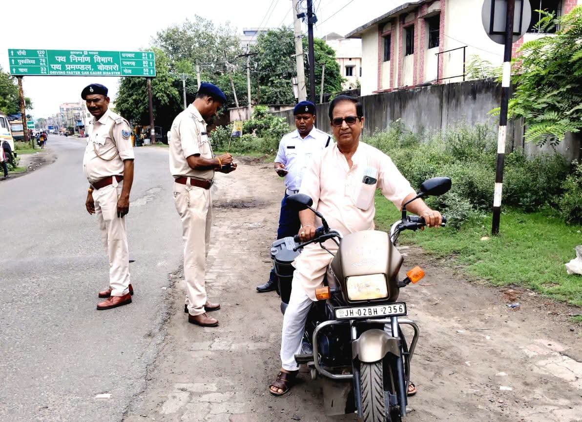बेरमो में पुलिस का “एक्शन मोड”: एंटी क्राइम चेकिंग में 77 हजार का कटा चालान, डिक्की और कागजात खंगाले