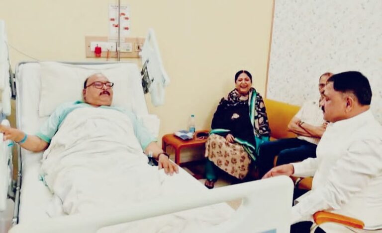 झामुमो राज्यसभा सांसद डॉ. सरफराज अहमद का सफल दिल्ली में हुआ घुटने का प्रत्यारोपण, मंत्री सुदिव्य कुमार सोनू ने अस्पताल पहुंचकर कुशलक्षेम जाना।