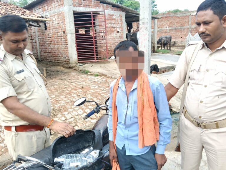 अवैध शराब तस्करी पर पुलिस का शिकंजा, एक गिरफ्तार, शराब और मोटरसाइकिल जब्त