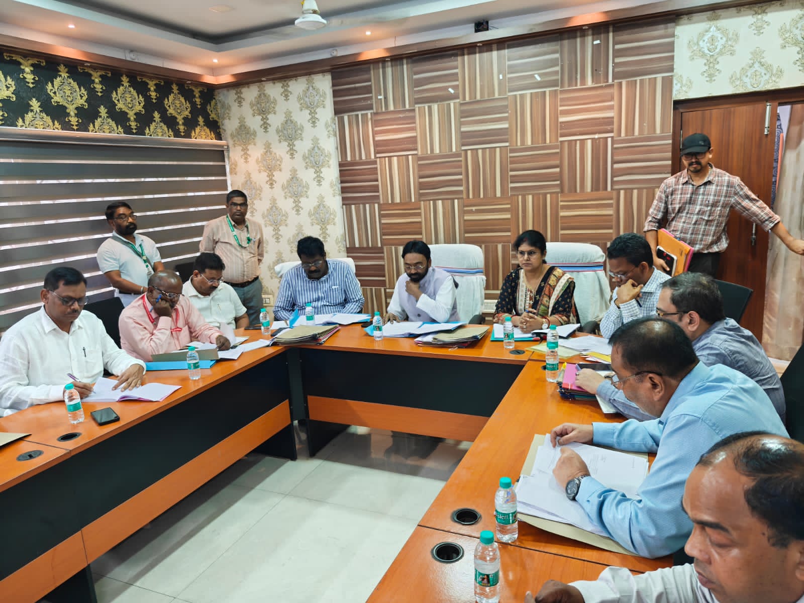 झारखंड विधानसभा की अनागत प्रश्न क्रियान्वयन समिति का गिरिडीह आगमन, उपायुक्त, रामनिवास यादव ने पुष्पगुच्छ भेंट कर किया स्वागत…