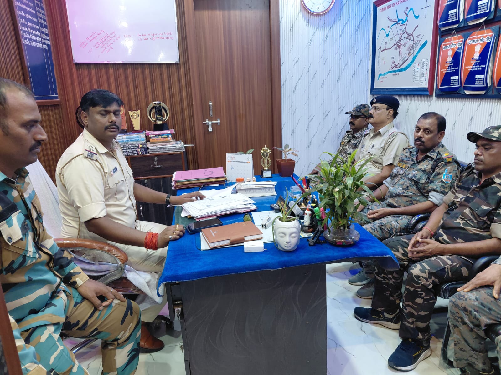 थाना प्रभारी ने पुलिसकर्मियों को दिए आवश्यक दिशा-निर्देश।