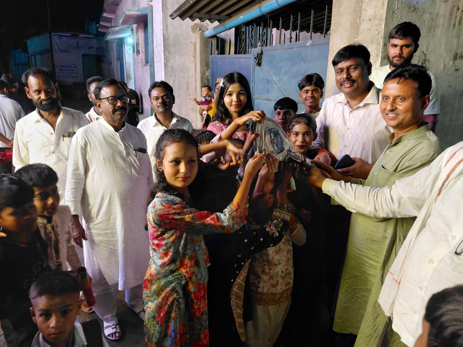 कथारा ओपी प्रभारी ने झिरकी व बांध के युवा एवं बच्चों के बीच खेल सामग्री का किया वितरण