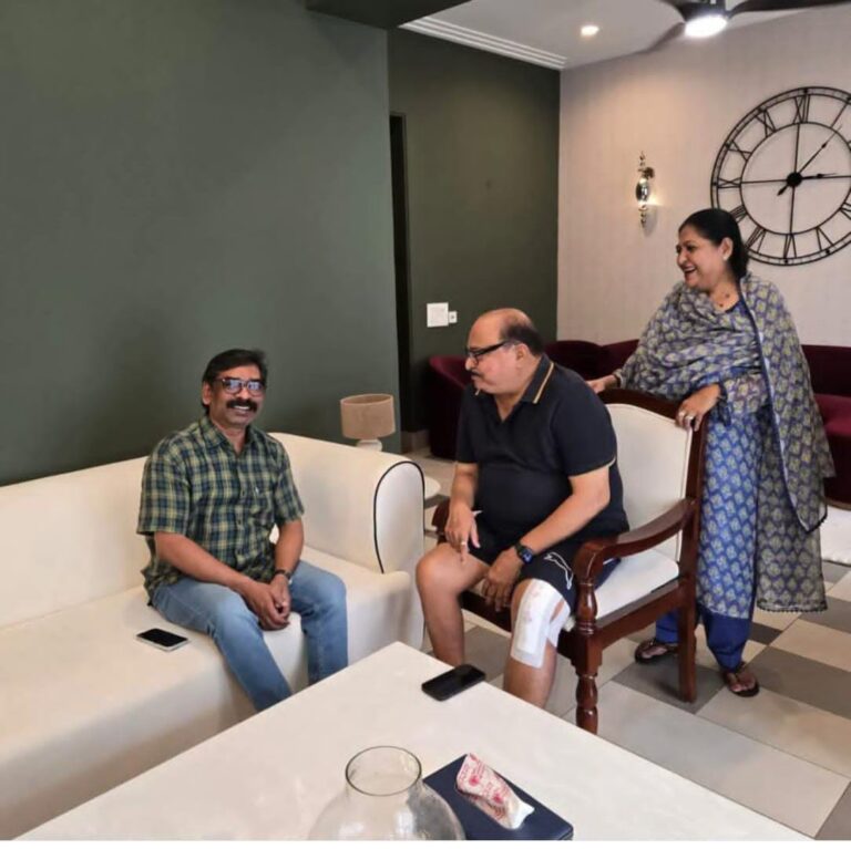 घुटना के ऑपरेशन के बाद सांसद डॉ. सरफराज अहमद से दिल्ली में मिले झारखंड के मुख्यमंत्री हेमंत सोरेन , शीघ्र स्वास्थ्य लाभ की कामना मरांग बूरू से की।