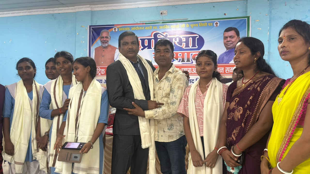 शिक्षा के क्षेत्र में उत्कृष्ट योगदान के लिए गिरिडीह सांसद ने सहायक शिक्षक बिनोद बिहारी विश्वकर्मा को किया सम्मानित।