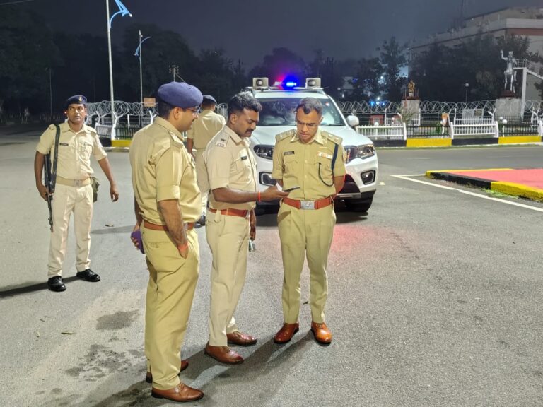 बोकारो: पुलिस अधीक्षक का देर रात औचक निरीक्षण, गश्ती दलों को मुस्तैदी और सख्त चेकिंग के निर्देश