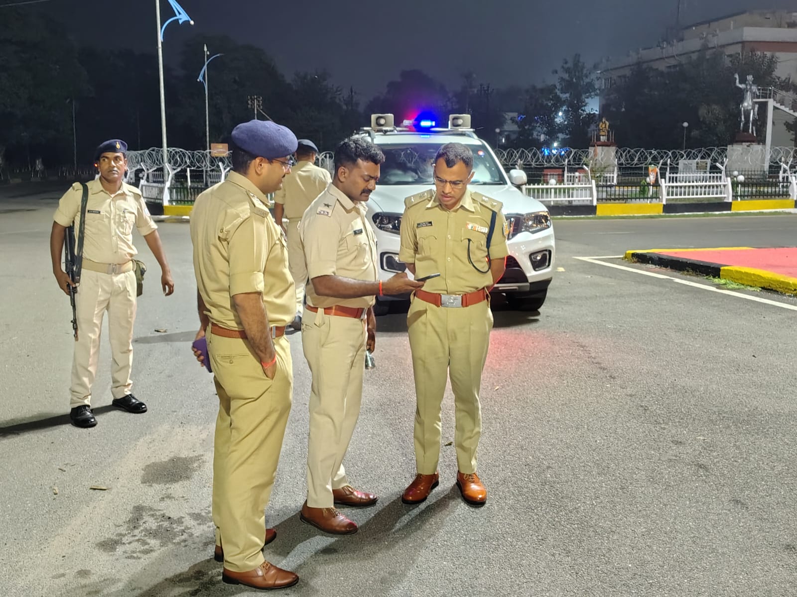 बोकारो: पुलिस अधीक्षक का देर रात औचक निरीक्षण, गश्ती दलों को मुस्तैदी और सख्त चेकिंग के निर्देश