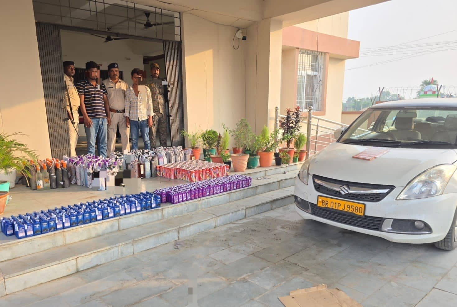 औरंगाबाद में शराब तस्करी पर पुलिस का शिकंजा, कार सहित 293.55 लीटर शराब जब्त