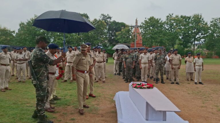 सड़क दुर्घटना में घायल आरक्षी नरेश कुमार यादव का निधन, पुलिस केंद्र हजारीबाग में दी गई अंतिम सलामी।