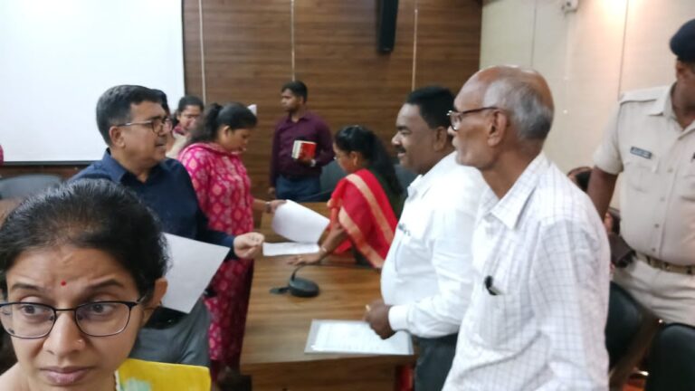 जमीन आवंटन के अनापति प्रमाण पत्र के लिये मिले अधिवक्तागण बोकरो उपायुक्त से 