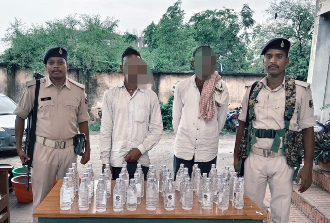 गुप्त सूचना पर पुलिस का छापा, चार तस्कर गिरफ्तार, शराब और दो मोटरसाइकिल जब्त