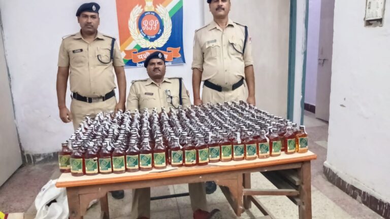 ट्रेन में लावारिस सामान की तलाशी में मिली 400 बोतल देशी शराब