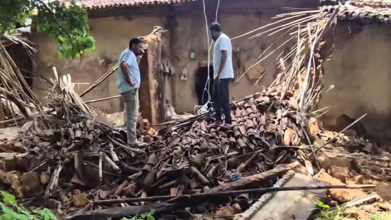 व्यवस्था की बेरुखी से मलबे में दबी बुजुर्ग मां की जिंदगी, मौके पर ग्रामीणों ने बचाई जान।