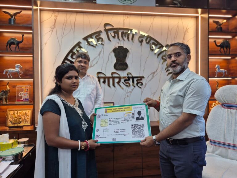 गिरिडीह उपायुक्त, रामनिवास यादव ने कार्यालय प्रकोष्ठ में लाभुकों को सौंपे ड्राइविंग लाइसेंस, वैध एवं सुरक्षित वाहन संचालन को बढ़ावा…