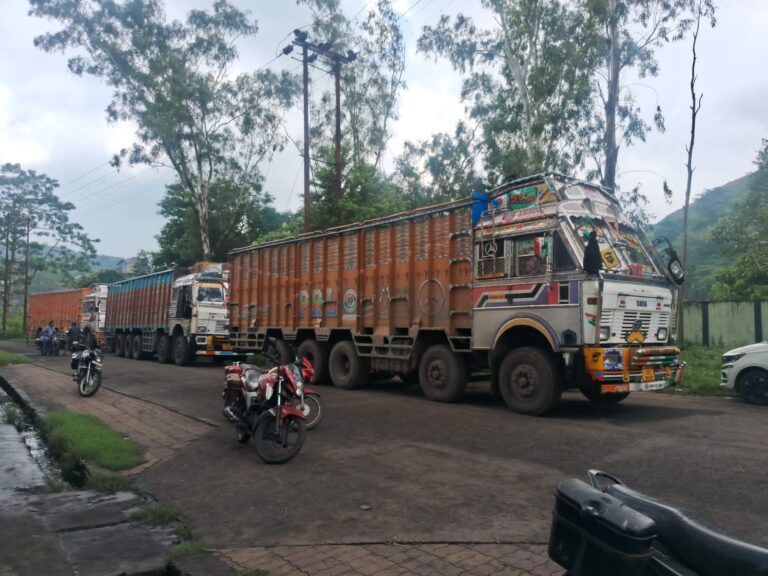 कथारा वाशरी में स्क्रैप लोड तीन ट्रक प्रबंधन की मुश्किलें बढ़ा दी