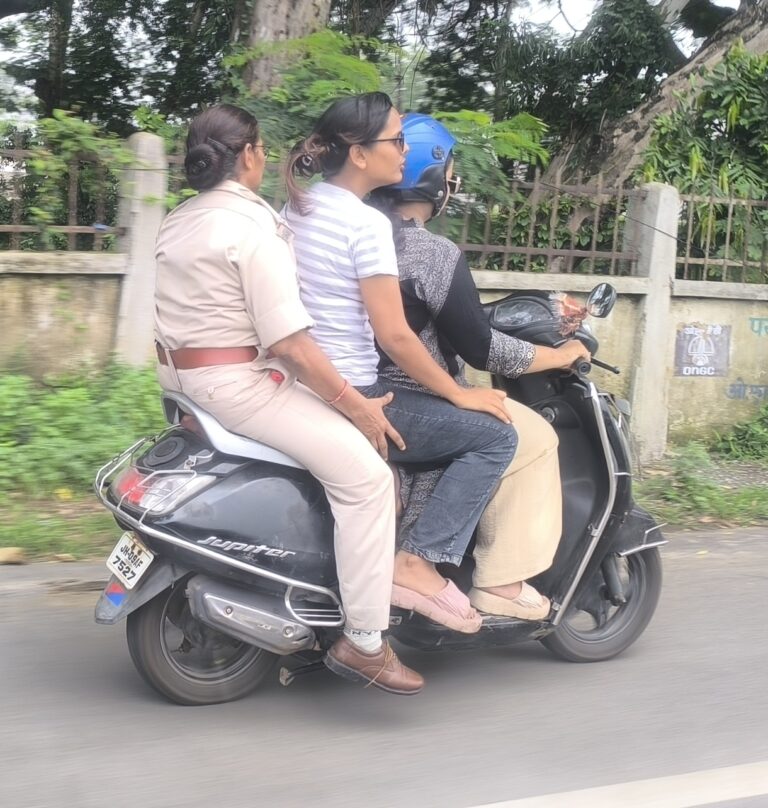 बोकारो में नियमों की धज्जियां: एक ही स्कूटी पर तीन युवतियां सवार, पुलिसकर्मी भी शामिल; बिना हेलमेट यात्रा