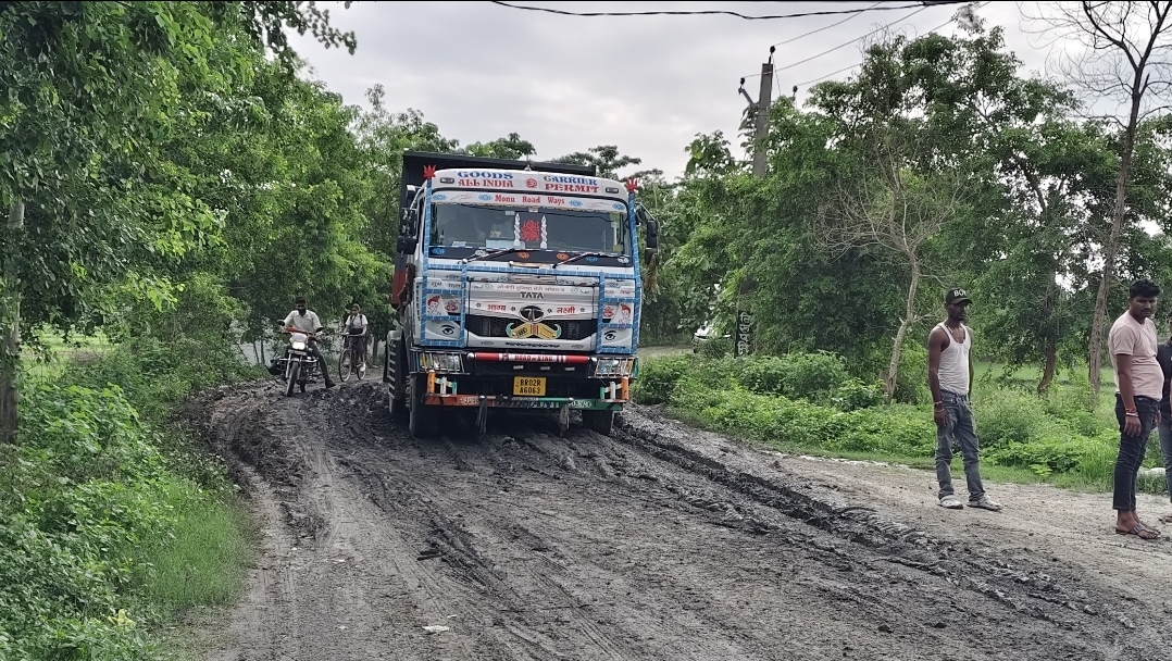 टंडवा–हरिहरगंज मुख्य पथ पर जानलेवा गड्ढों से बढ़ी परेशानी, ट्रक फंसने से लगा लंबा जाम 