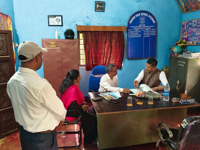 आदर्श उच्च विद्यालय पिछरी मे बेरमो विधायक अनूप सिंह ने दिया चार कमरों का आश्वासन।