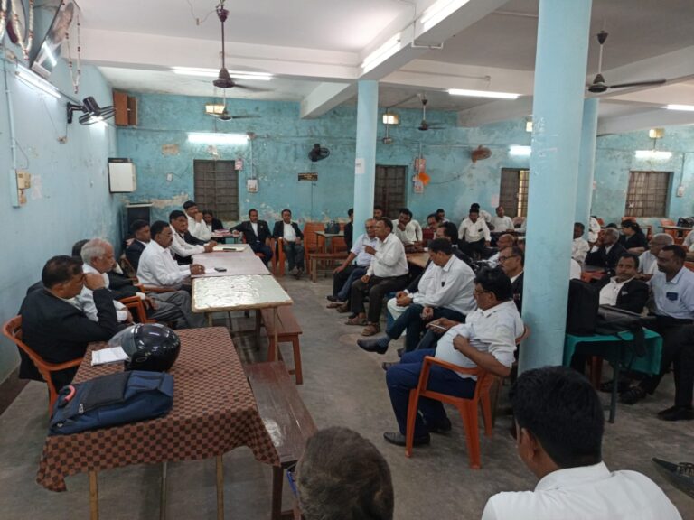 तेनुघाट अधिवक्ता संघ के भवन में एक आवश्यक बैठक की गई।