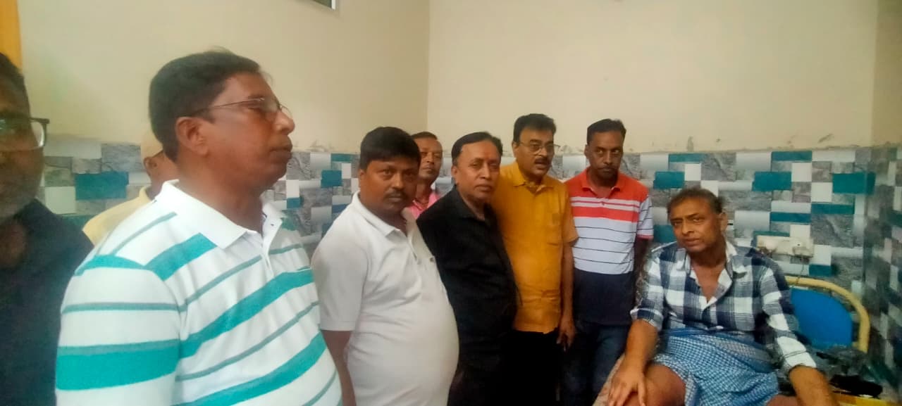 गोमिया के पत्रकार ओमकार मिश्रा की हालत चिंताजनक, AISMJWA के पदाधिकारियों ने अस्पताल पहुंचकर लिया हाल