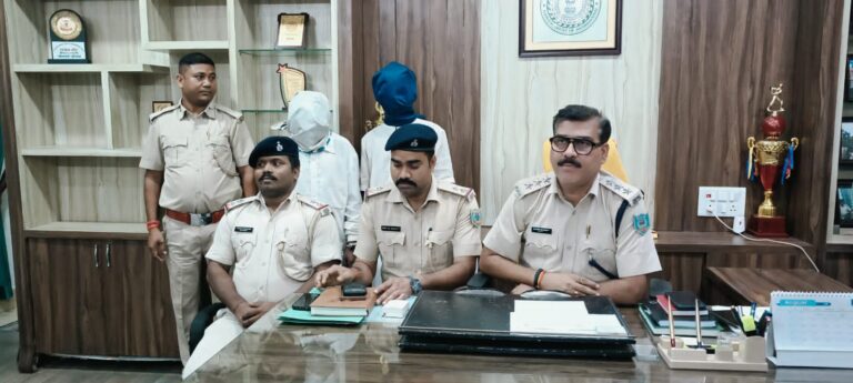 प्रेम प्रसंग में बाधा बनी तो गला घोंटकर की हत्या, प्रेमी समेत 3 गिरफ्तार ।