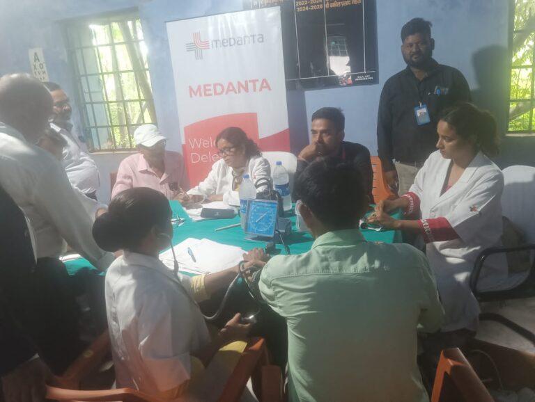 गुरु सारथी हेल्पिंग वेलफेयर फाउंडेशन के द्वारा महा मेडिकल मेला लगाया गया।