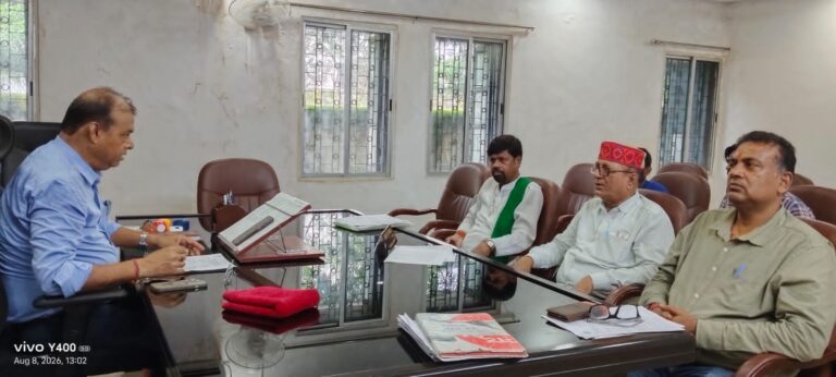 तेनुघाट अनुमंडल कार्यालय में सभी राजनीतिक दलों के पदाधिकारियों एवं कार्यकर्ता  के साथ बैठक।
